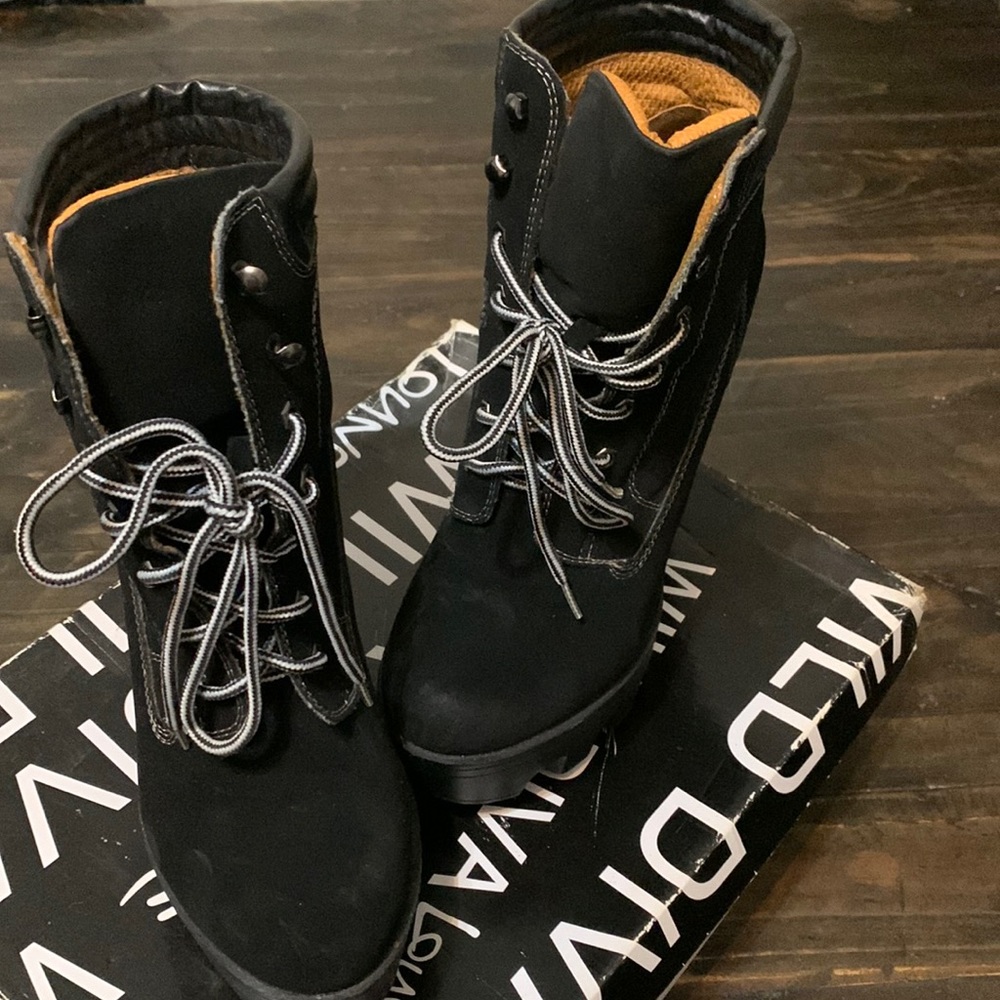 Women’s tie up boots